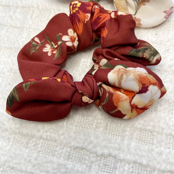 Set of 2 AE bow scrunchies - Picture 3 of 3